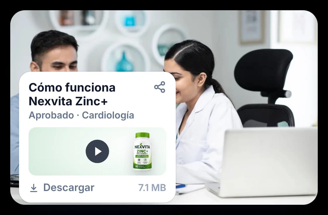 Visitador médico presentando en una tablet a una doctora, con la tarjeta del video aprobado que muestra